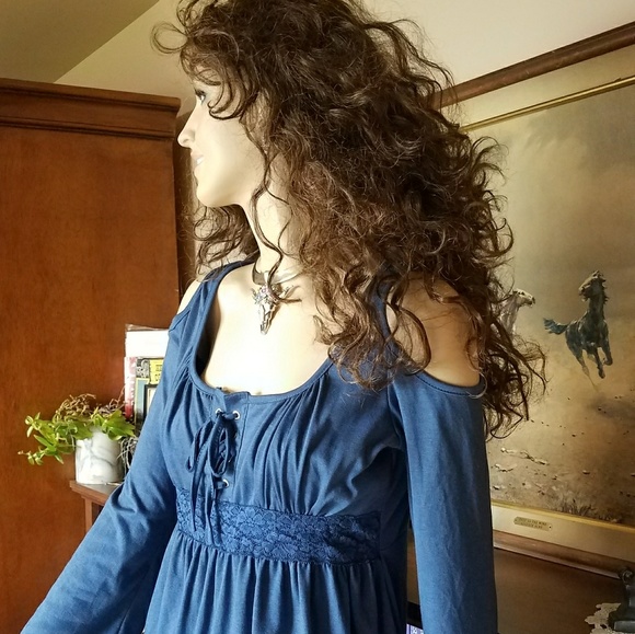 No Brand noted Tops - Stretchy, Cold Shoulder Peasant Tunic EUC